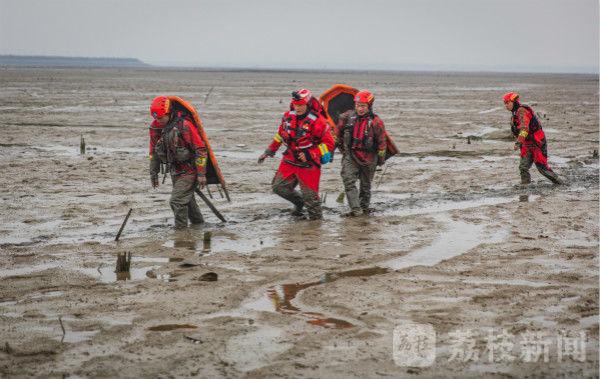 高校十年持续生态实践，师生共筑下湖捞鱼活动助力生态修复与环保教育