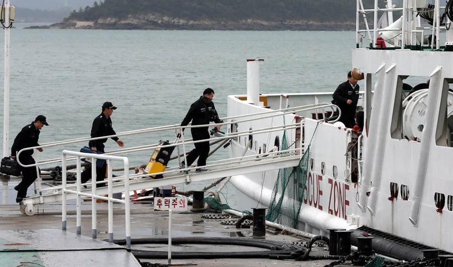 中国海警坚决查缉违规渔船，捍卫海洋法治秩序的行动