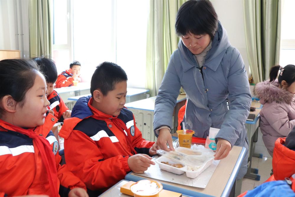 小学校长涉嫌配餐费回扣被查，揭示教育领域廉洁问题严峻形势