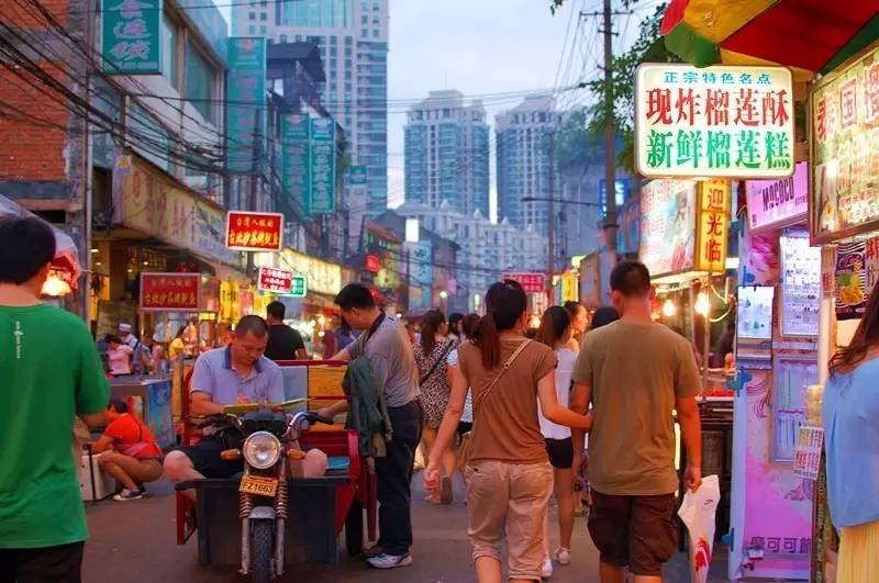 探寻美食之旅，跟随旅行团发现隐藏的美食街